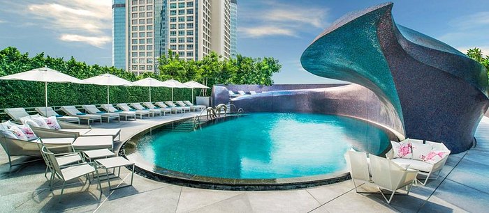 Fairmont Singapore pool